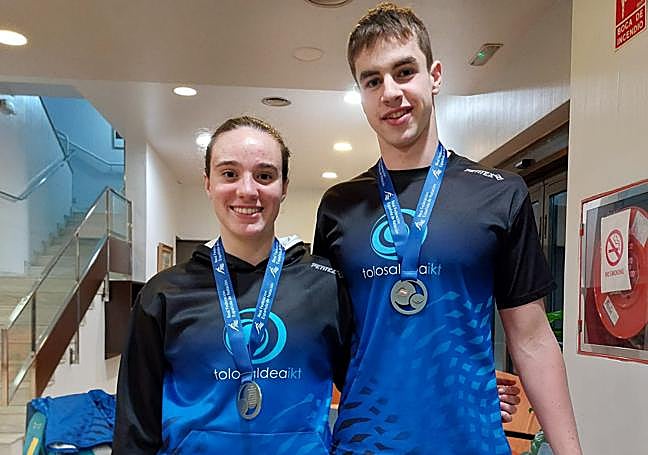 Nahia Garrido y Mattin Zubeldia, del Tolosaldea IKT, posan con sus medallas logradas en el Open de España de natación.