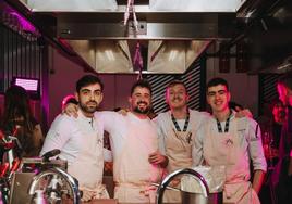 El chef con Estrella Michelin Alejandro Serrano, primero por la izquierda, con otros cocineros que le ayudaron a preparar la cena.