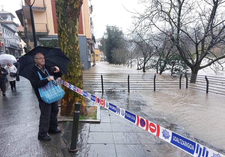 El río Oria a su paso por Andoain se ha desbordado a primera hora de este martes.