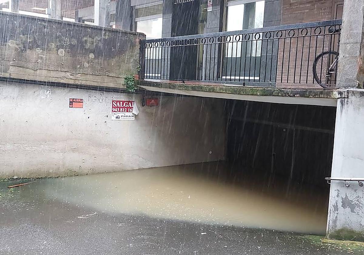 Uno de los garajes inundados.