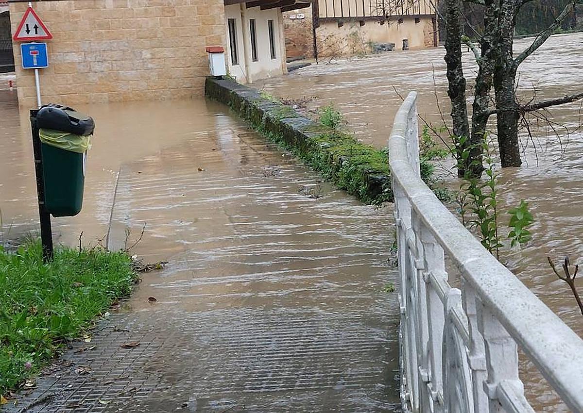 Imagen secundaria 1 - El agua anega garajes y entra en el ambulatorio en Azpeitia: «Siempre que llueve fuerte, estamos igual»