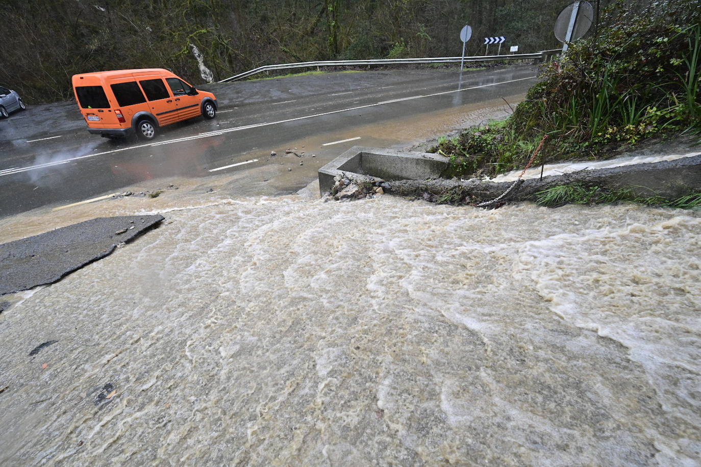 El agua llega a la carretera en Bidania.