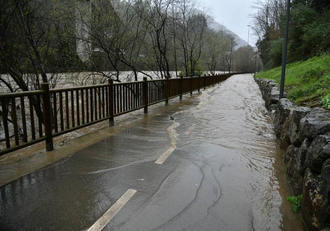 El bidegorri de Eibar anegado por el río Deba.