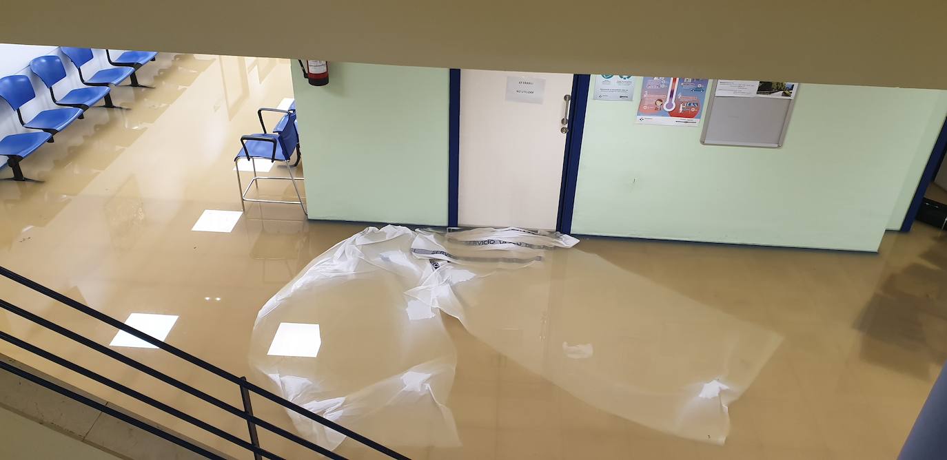 El centro de salud también se ha inundado.