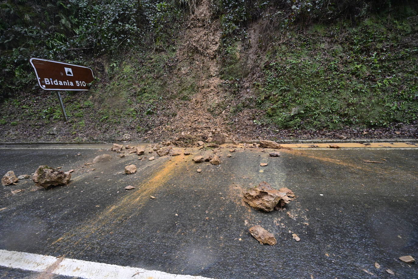 Desprendimiento sobre la carretera.