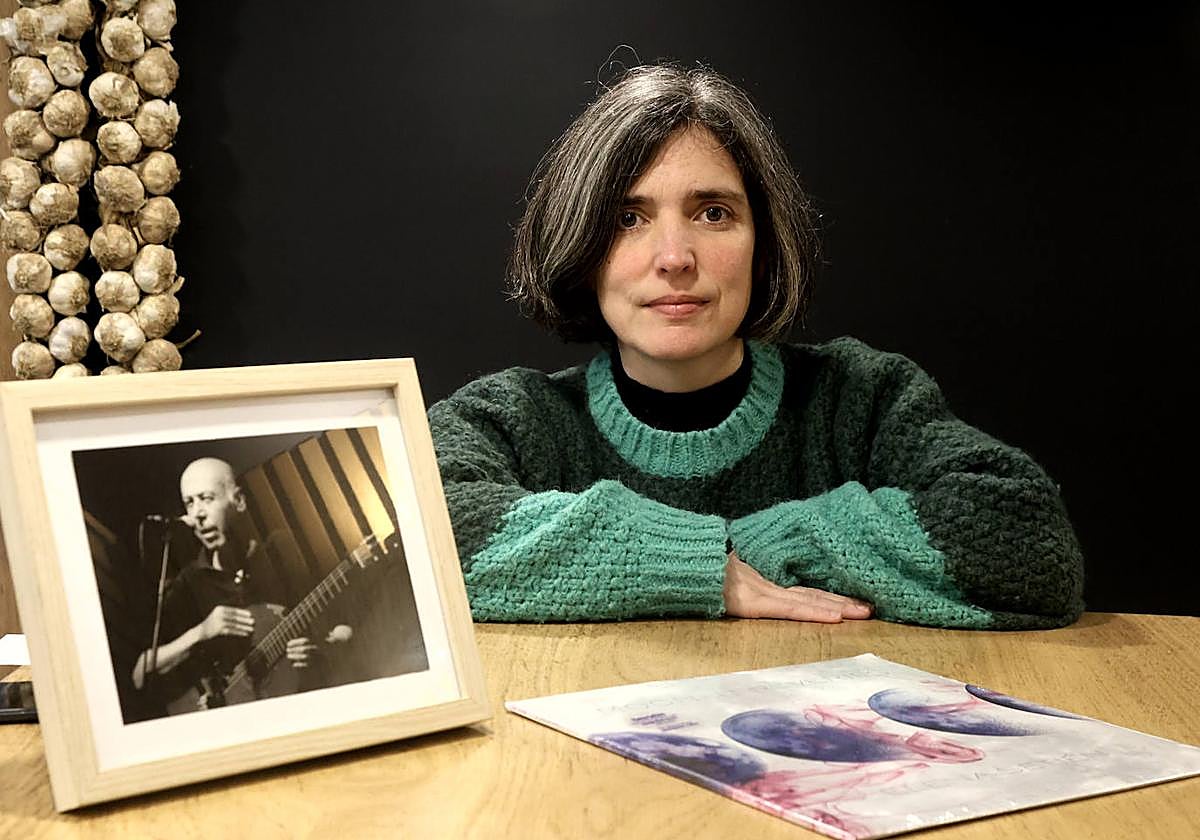 Elena Setién posa en el bar Aiete con una foto de Mikel Laboa.