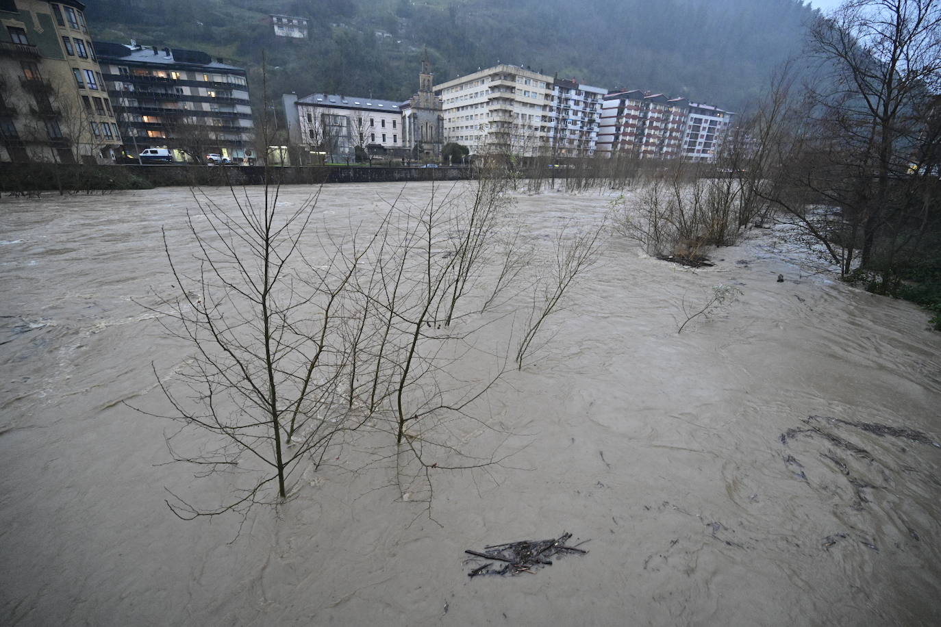 El río Oria baja caudaloso por Tolosa.