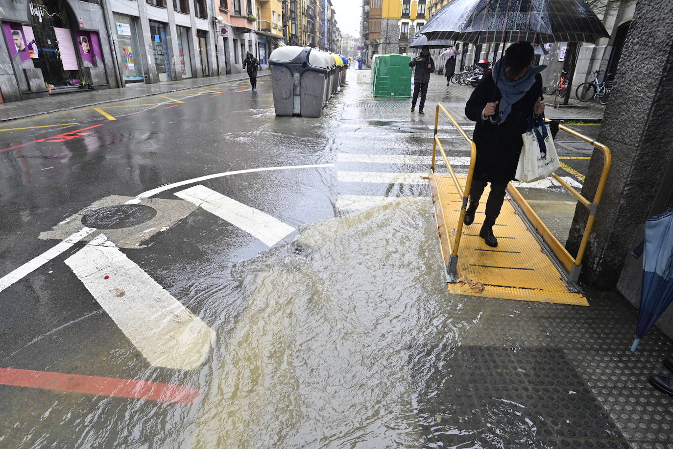 Las lluvias han provocado desbordamientos en algunas de las arquetas de las alcantarillas, como en el cruce entre la plaza Gorriti y la calle Rondilla, que ha quedado anegado.