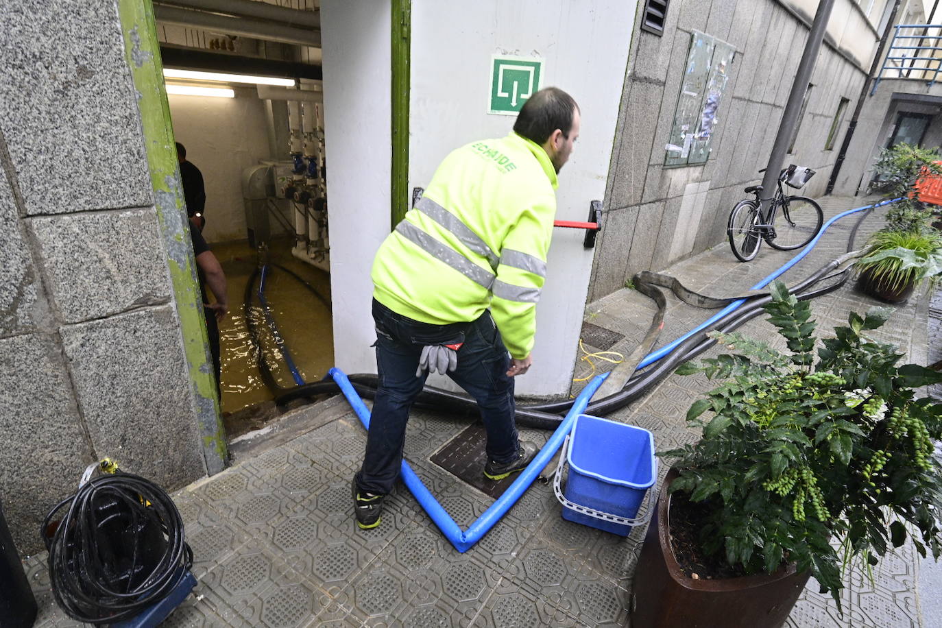 Calle rondilla de Tolosa y bajo del ambulatorio de Tolosa en el que están extrayendo el agua con una bomba. 