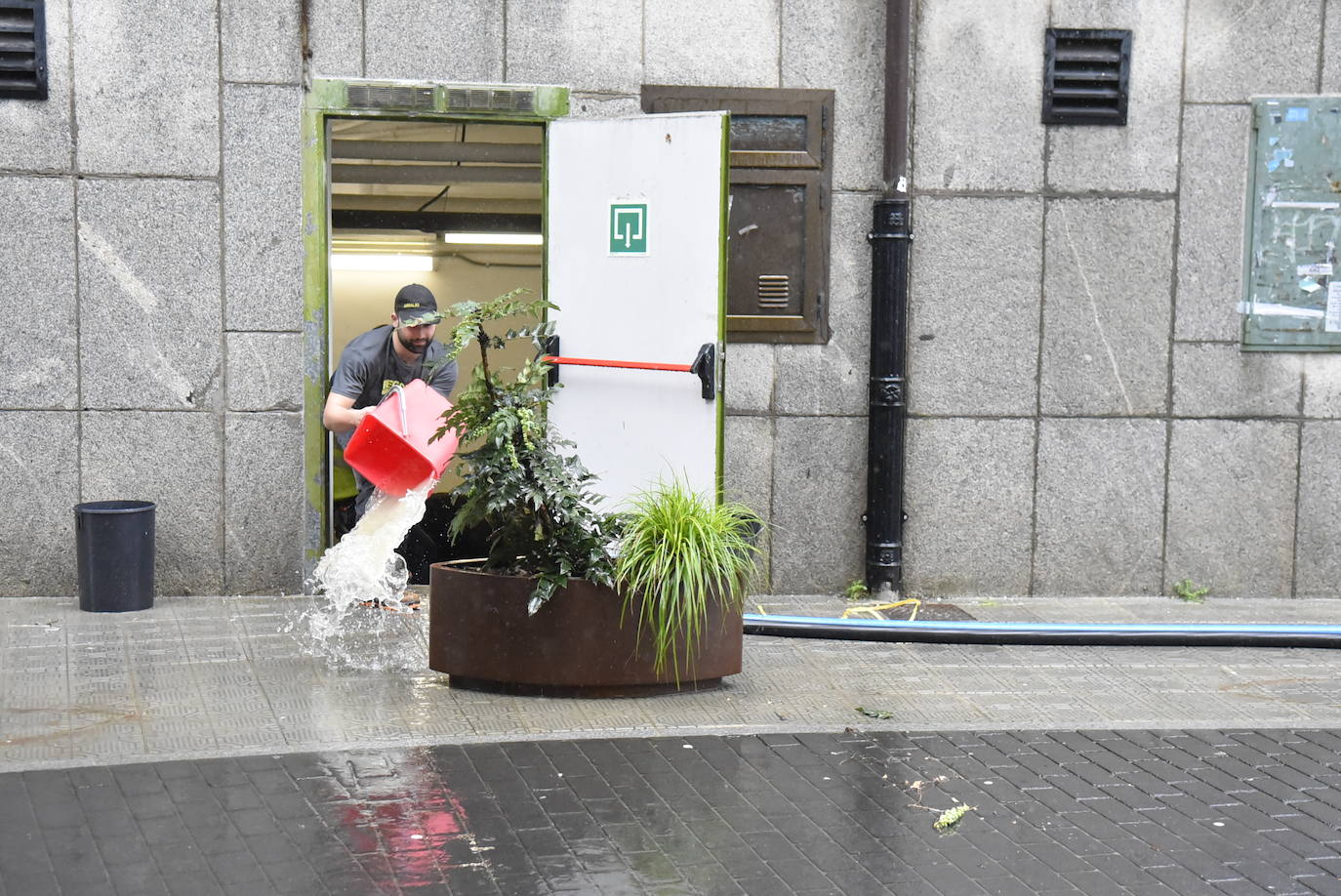 En el ambulatorio se ha inundado parcialmente la sala de máquinas y varios operarios están sacando el agua con baldes, sin que la situación haya afectado al funcionamiento normal del centro sanitario. 