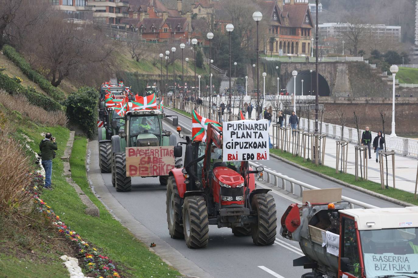 Tractorada convocada el pasado 12 de febrero por redes sociales a su paso por La Concha en