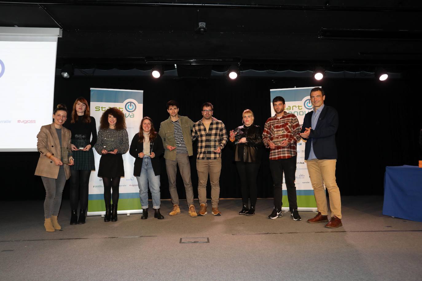 Errapel Ibarloza (UPV/EHU) hizo entrega a los representantes de los centros finalistas un trofeo conmemorativo en reconocimiento al trabajo realizado por estudiantes y tutores en STARTinnova, en la foto junto a Noelia Jara Caballero (tutora y profesora de la FP Básica, de las especialidades de Servicios Administrativos y Servicios Comerciales en Gureak OLH Eskola –Donostia-); Leire Zalbide (profesora de formación profesional en Irungo La Salle); Arantxa Garmendia Iruretagoiena (directora adjunta de Oianguren BHI –Ordizia-); Olatz Mitxelena (directora de Oiartzo Batxilergo Eskola –Errenteria-);Jon Zabalegui (tutor del grupo finalista de Santo Tomas Lizeoa –Donostia-); Markel Garralda (director general de Urretxu-Zumarraga Ikastola); Amaia Aranzeta (subdirectora de Elkar Hezi –Oñati-); y Aitzol Marticorena (profesor de economía de La Salle Berrozpe –Andoain-); 