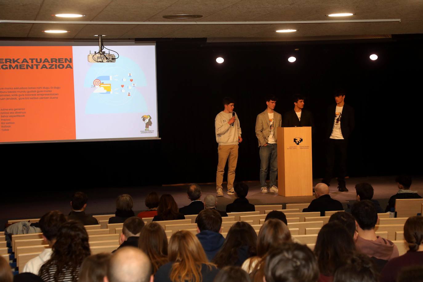 El grupo STL-2cd-5 de Santo Tomas Lizeoa (Donostia) en un momento de la defensa de su proyecto 