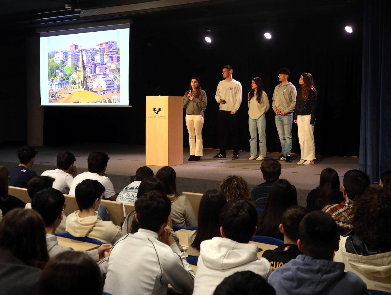 El grupo Electraride de Oiartzo Batxilergo Ikastola (Errenteria) en un momento de la defensa de su proyecto 