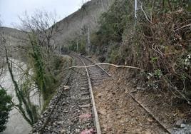 Las vías del tren tras el derrumbe, en Elgoibar