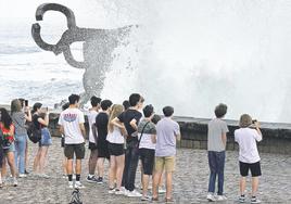 El Peine del Viento es uno de los lugares más emblemáticos de un territorio que mira hacia adelante, como el grupo de jóvenes que visita la escultura de Chillida.