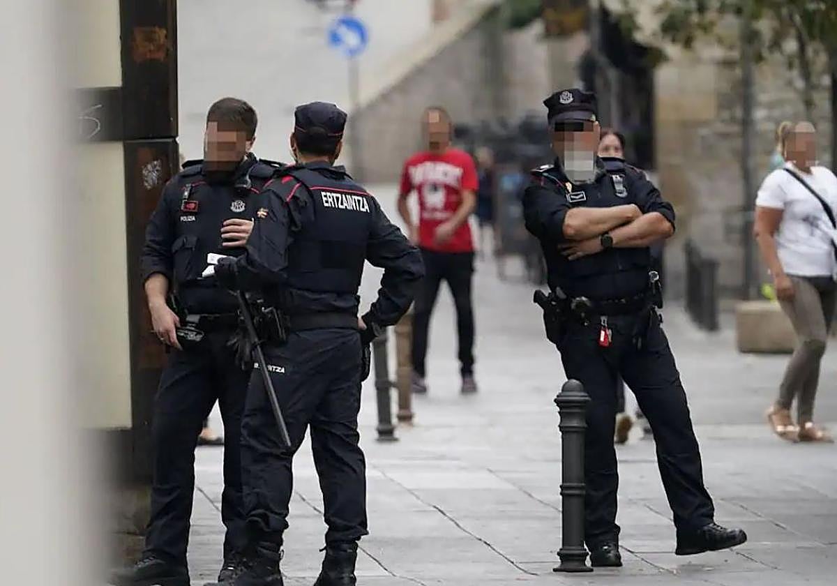 Patrulleros de la Ertzaintza en Aldabe, durante una intervención anterior a los hechos de esta noticia.