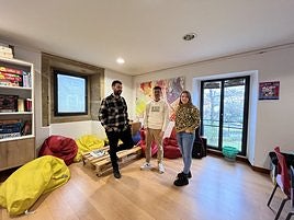 Sergio Javier, delegado de Juventud, con los responsables de los gaztelekus Aratz Irigaray Erika Hernández.