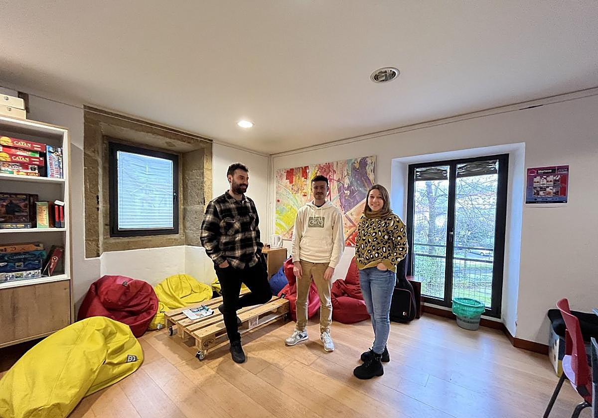 Sergio Javier, delegado de Juventud, con los responsables de los gaztelekus Aratz Irigaray Erika Hernández.