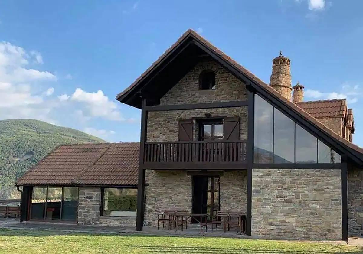 Imagen del chalet de Castiello de Jaca antes de ser incendiado.