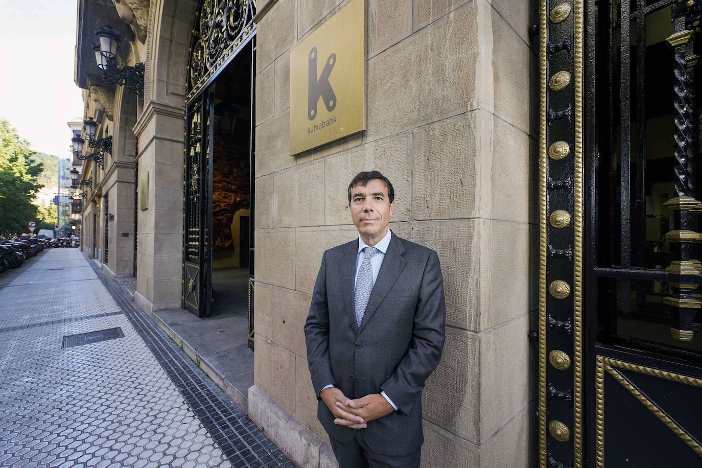 Antón Arriola, presidente de Kutxabank, ante la sede del banco en Donostia