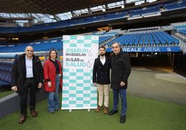 José Antonio Rodríguez, Sonia Roussel, Alejandro González y Gregorio Garmendia posan en el Estadio de Anoeta.