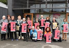 Agentes que conforman la programación de marzo en torno a la mujer, ayer en el exterior de Emakumeen Etxea.