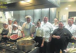 Los chefs Iker y Xabier Zabaleta, con el equipo de cocina y de sala antes del inicio de la cena en el Aratz.