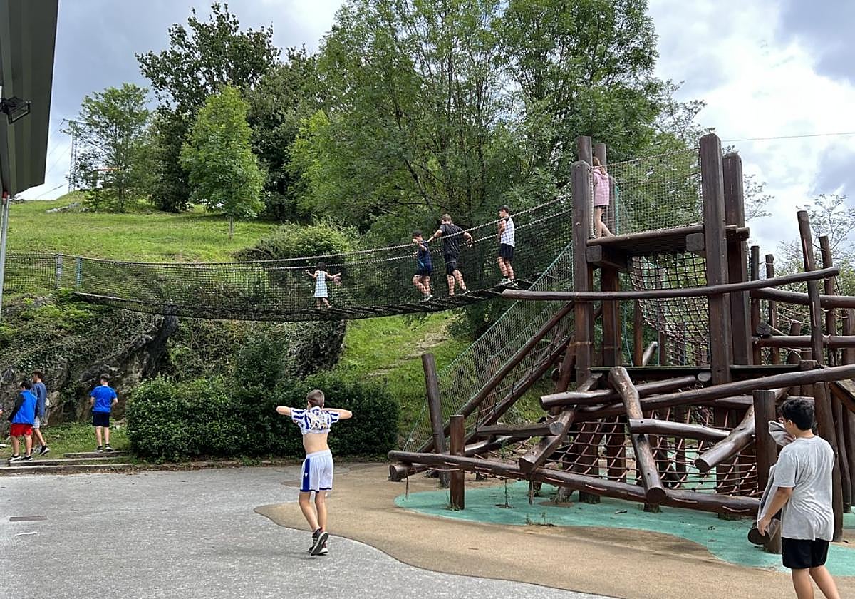 Un grupo de chavales disfruta en las instalaciones de Irisarri Land en las colonias del verano pasado.