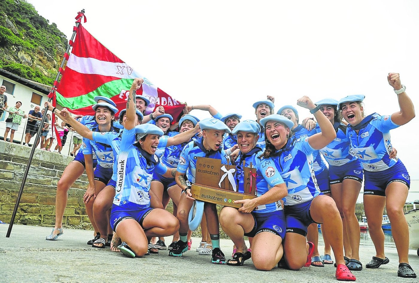 Donostia Arraun Lagunak celebra la consecuión de la Liga Euskotren de la ACT del año pasado.