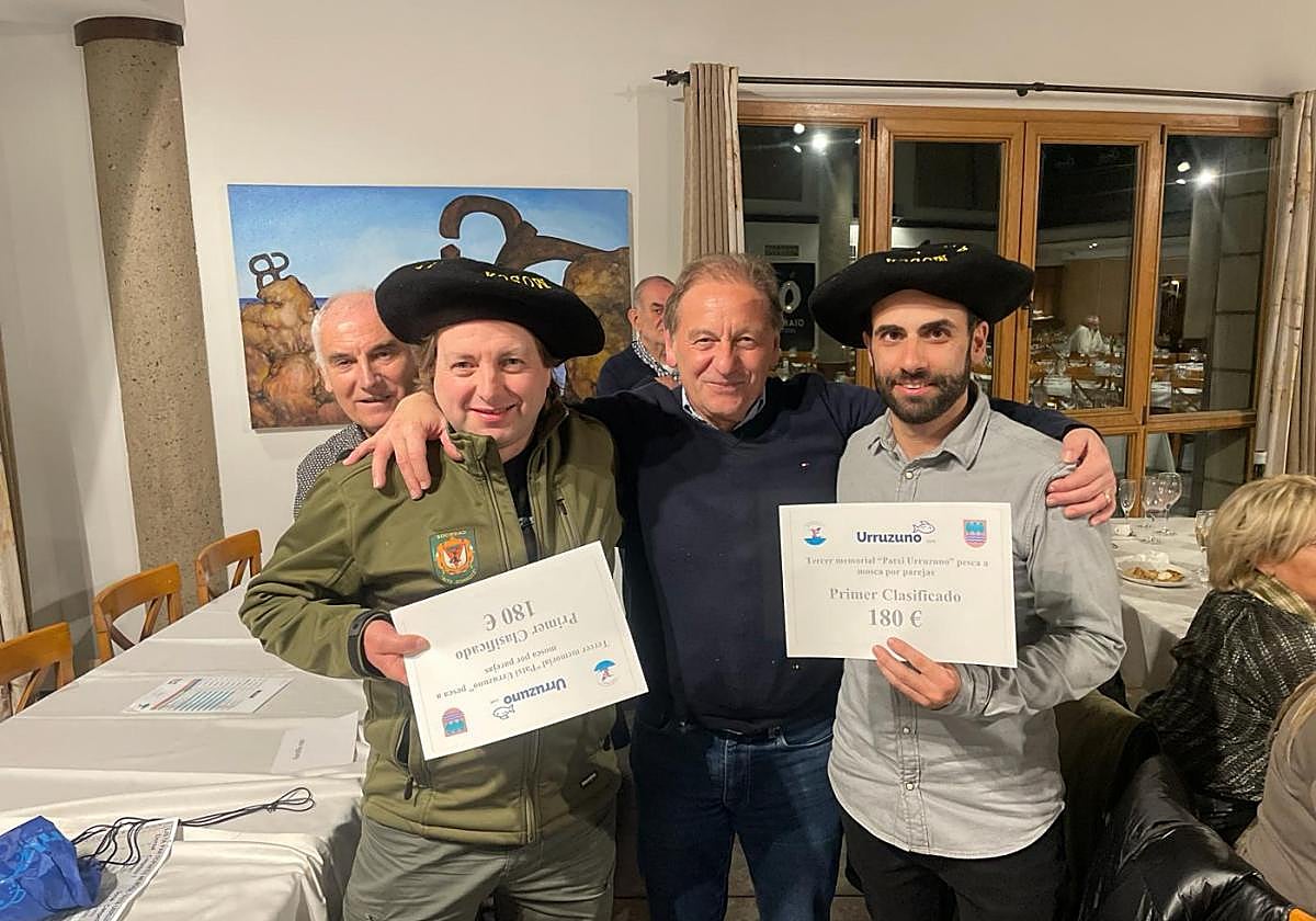 Joseba Oiarbide e Iñaki Muñoz, con las txapelas y diplomas acreedoras del primer puesto.