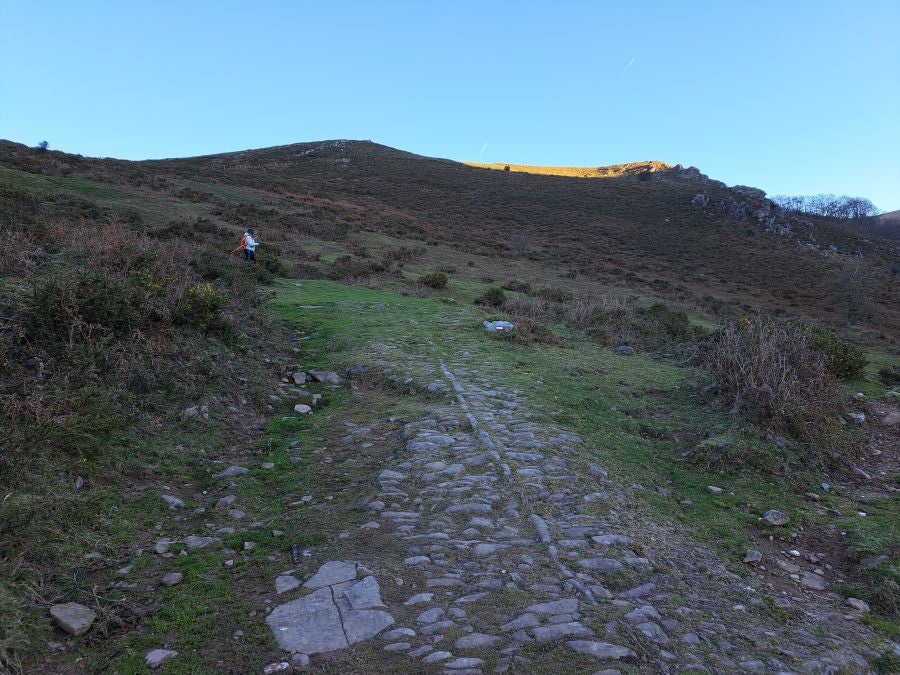 Disfrutando de las vistas desde la cima de Azkenatz