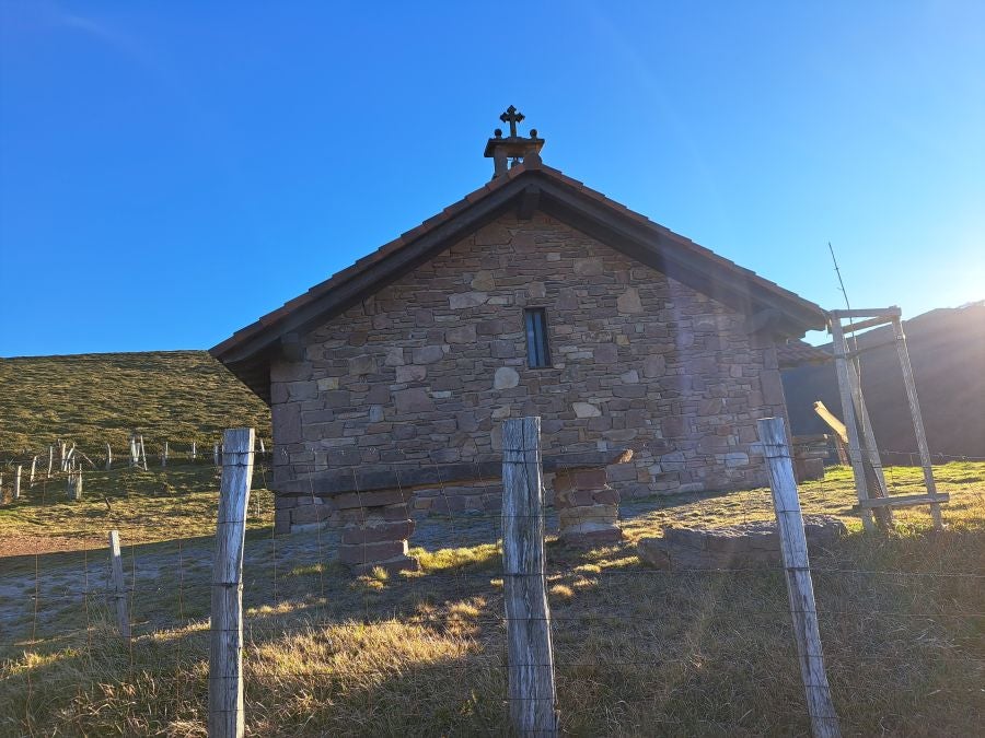 Disfrutando de las vistas desde la cima de Azkenatz