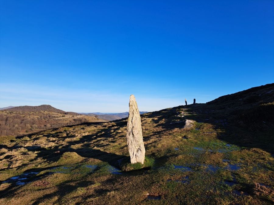 Disfrutando de las vistas desde la cima de Azkenatz