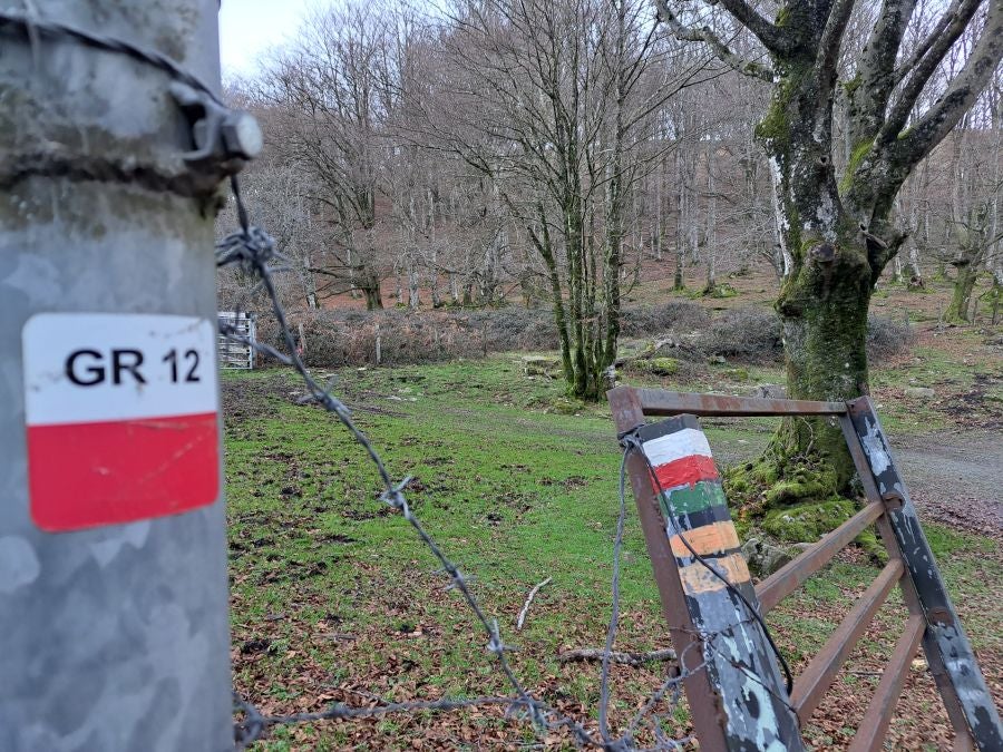 Disfrutando de las vistas desde la cima de Azkenatz