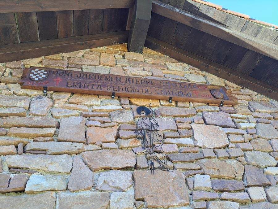 Disfrutando de las vistas desde la cima de Azkenatz