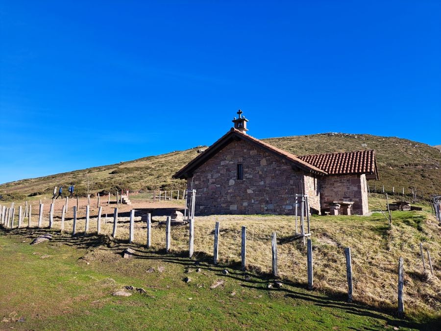 Disfrutando de las vistas desde la cima de Azkenatz