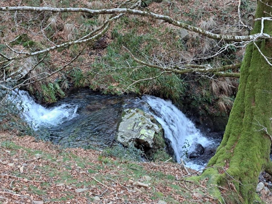 Disfrutando de las vistas desde la cima de Azkenatz