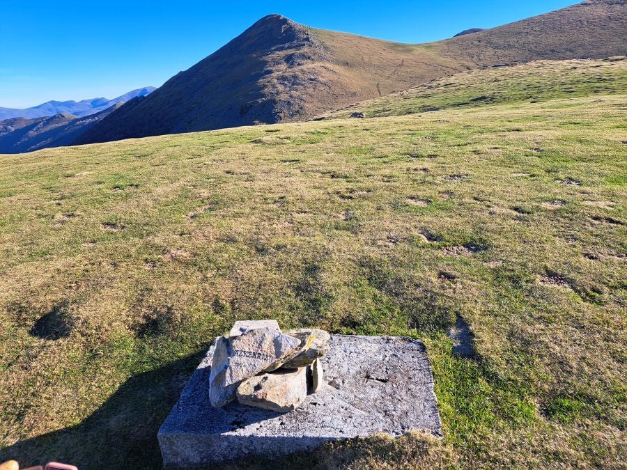 Disfrutando de las vistas desde la cima de Azkenatz