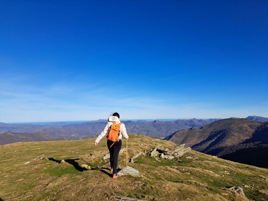 Disfrutando de las vistas desde la cima de Azkenatz