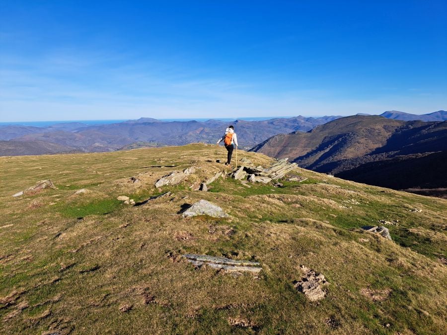 Disfrutando de las vistas desde la cima de Azkenatz