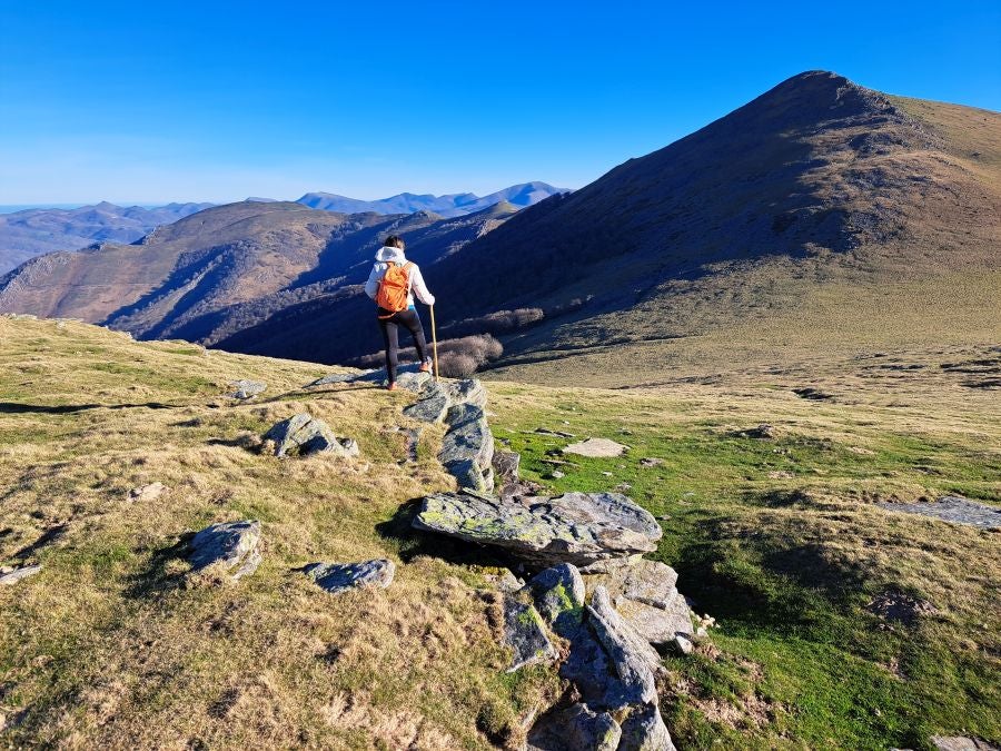 Disfrutando de las vistas desde la cima de Azkenatz