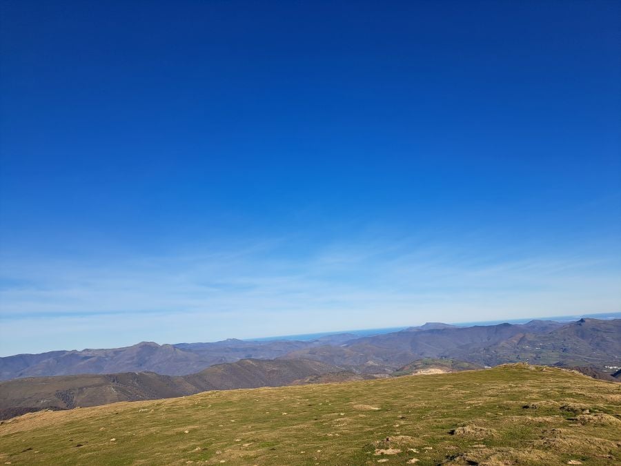 Disfrutando de las vistas desde la cima de Azkenatz