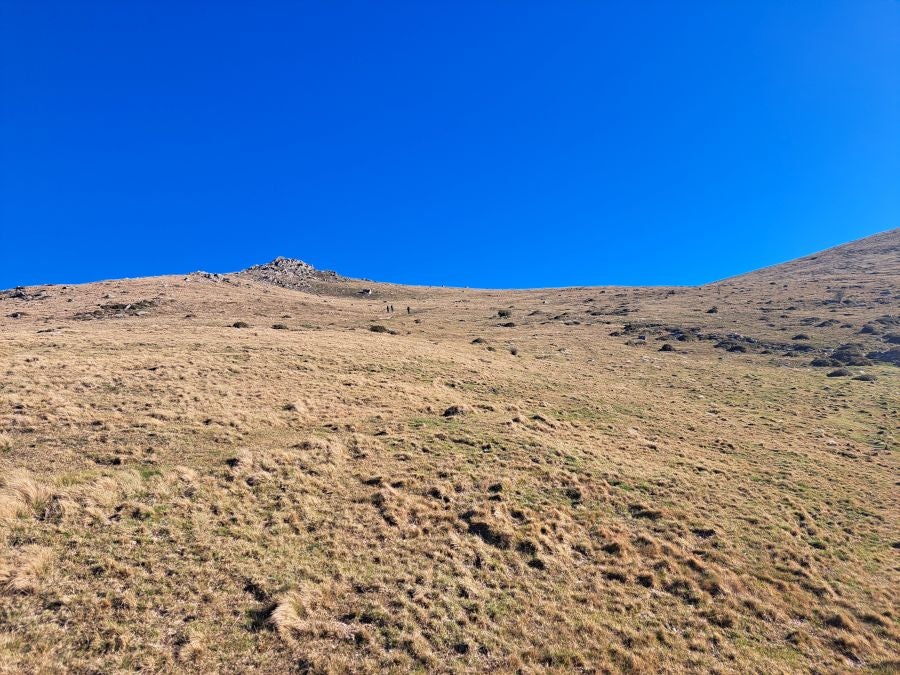 Disfrutando de las vistas desde la cima de Azkenatz