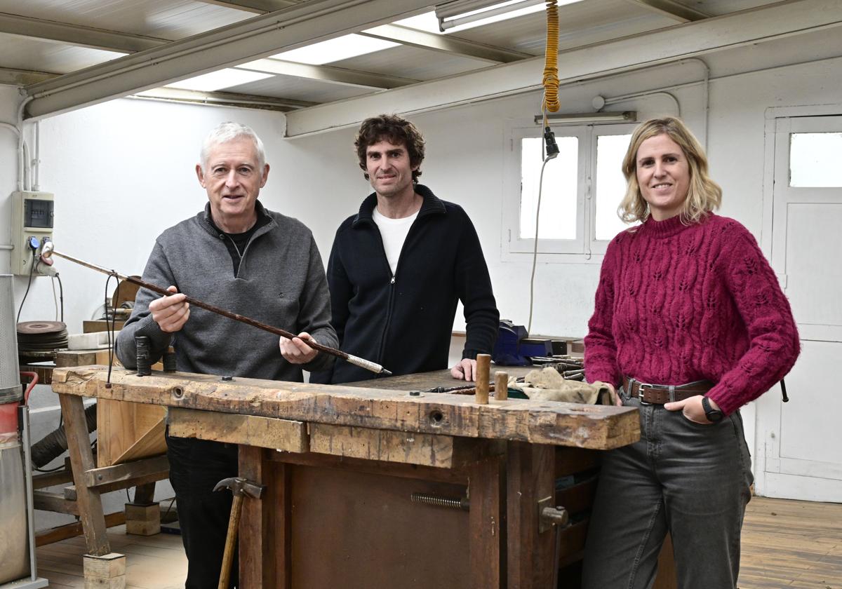 Iñaki Alberdi posa junto a sus dos hijos Beñat y Saioa en el taller.