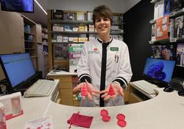 La farmacéutica Ane Otaegi enseñando tres copas menstruales.