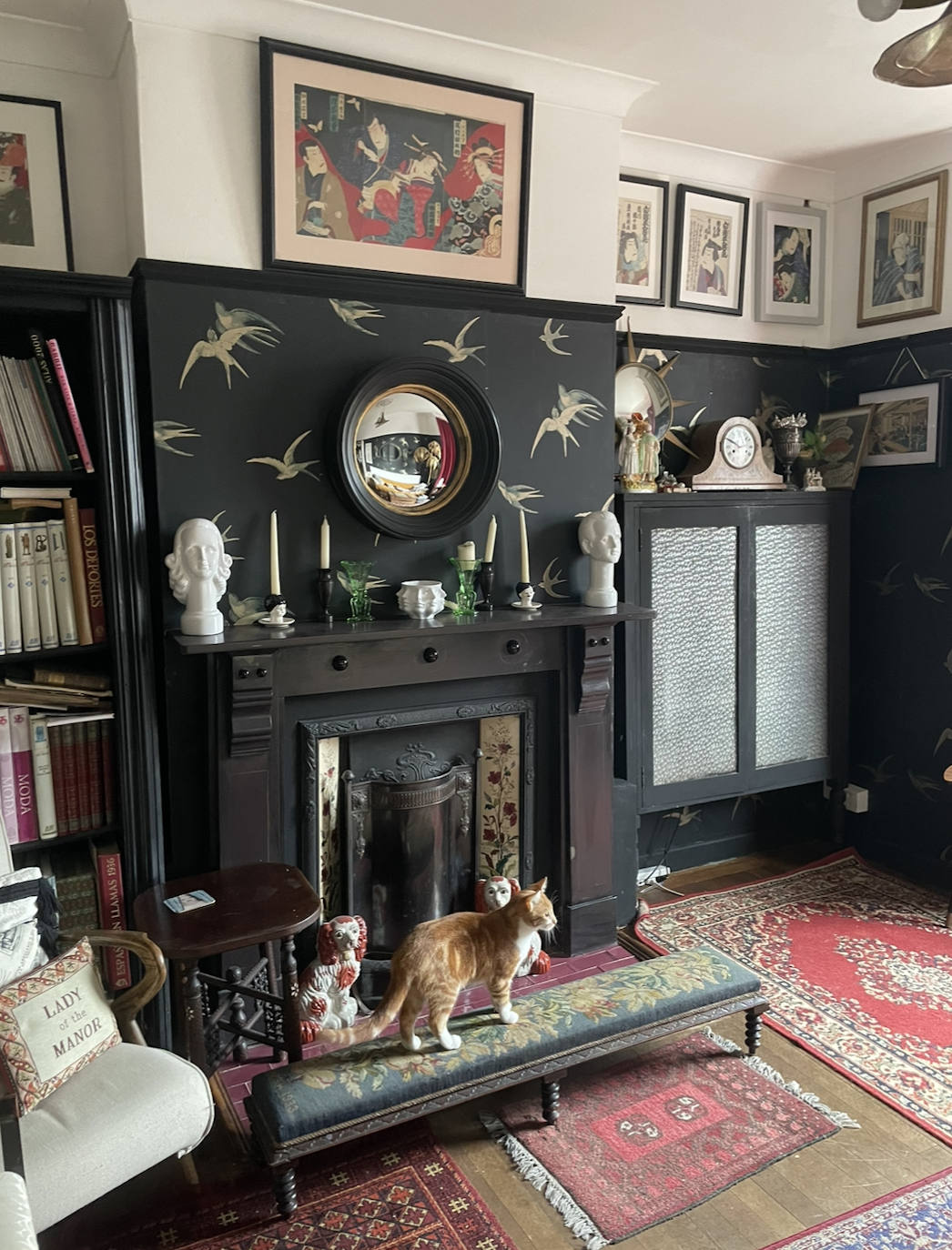 Imagen principal - Algunos de los rincones de la casa de Irurzun decorada por él mismo