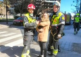 Andrea con 'Coco' y los bomberos que lo han rescatado en el edificio de Campanar.