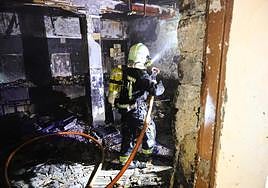 Un bombero trabaja en la extinción del incendio originado ayer en un edificio de viviendas en Pelegrín de Uranzu de Irun.