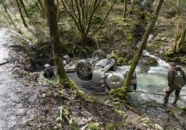 El vehículo ha quedado volcado en el lecho del río, situado en el paraje de Basabe.